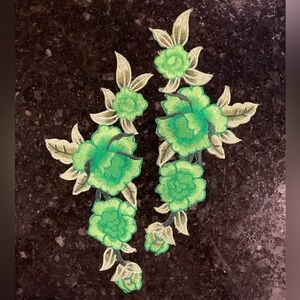 Floral heat set Appliqué GREEN WHITE ROSES VINE Embroidered set of 2